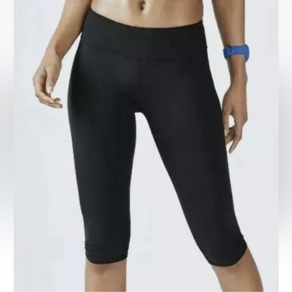 FABLETICS Salar Crop Capri Leggings $50 EUC Black